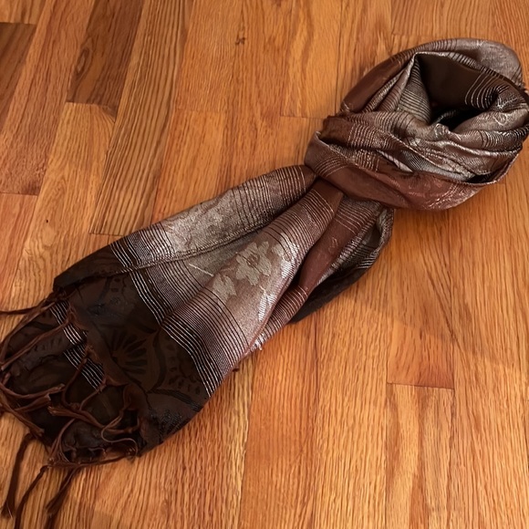 Brown floral scarf - Picture 4 of 4